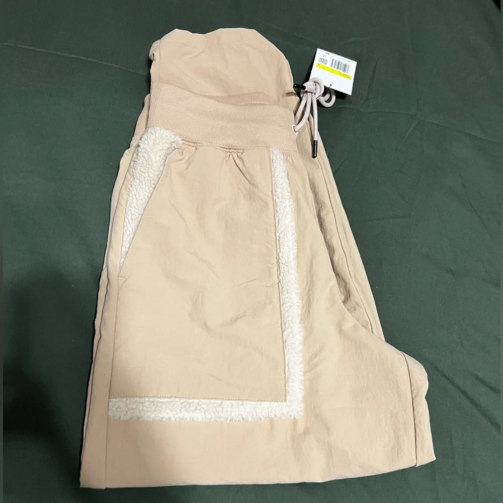 Nike Women's
Sportswear Essential
Woven High Rise Pants size small - Picture 3 of 5